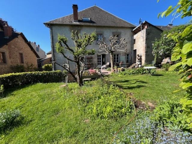 Vente Maison 6 pièces 247 m2 Larochemillay