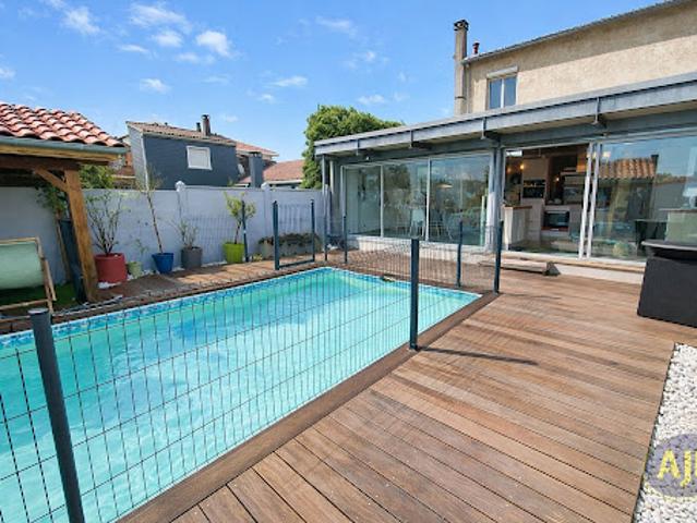 Vente Maison 8 pièces 176 m2 Merignac