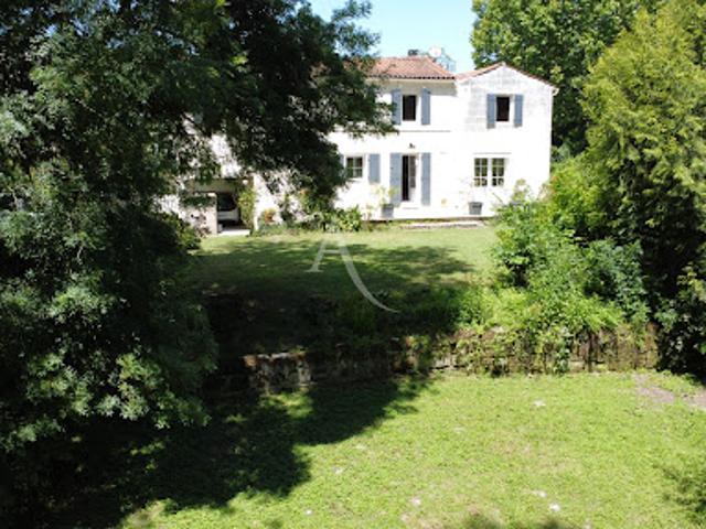 Vente Maison 8 pièces 176 m2 Saintes