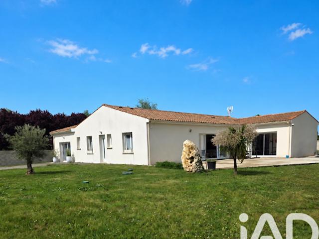 Vente Maison 8 pièces 205 m2 Saint Germain de Lusignan