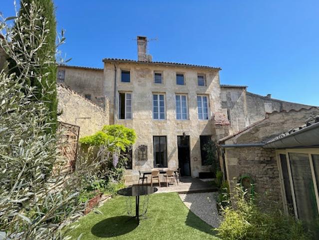 Vente Maison 8 pièces 215 m2 Saint Jean d'Angély