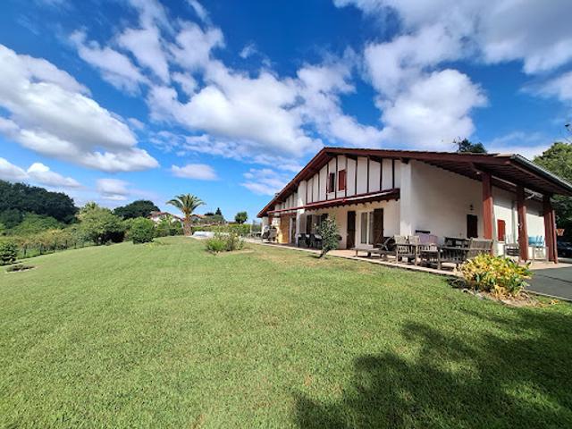 Vente Maison 8 pièces 215 m2 Saint Pée sur Nivelle