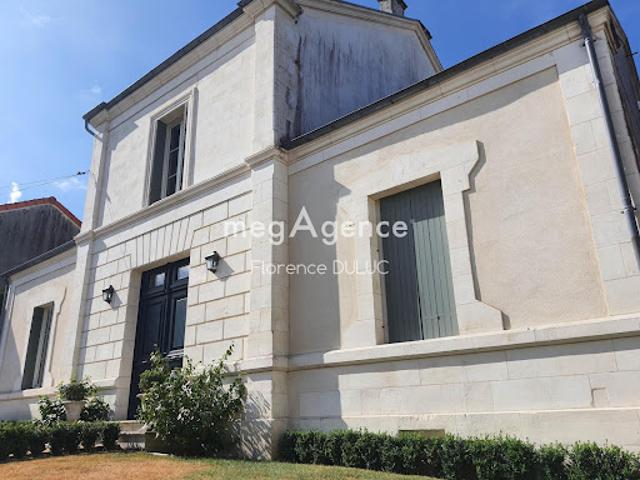 Vente Maison 8 pièces 216 m2 Saint Jean d'Angély