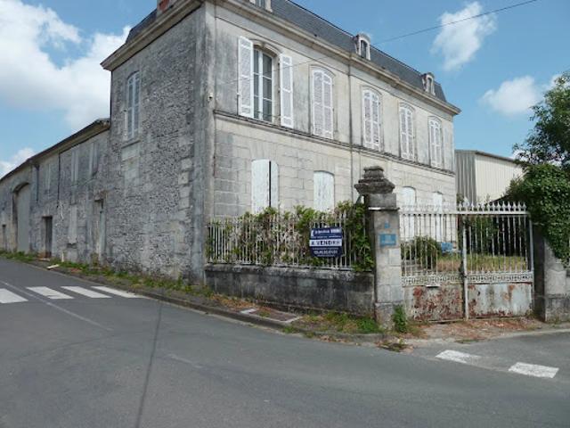 Vente Maison 8 pièces 300 m2 Saintes
