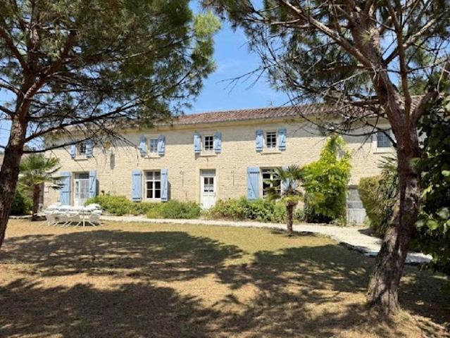 Vente Maison 8 pièces 213 m2 Villefagnan