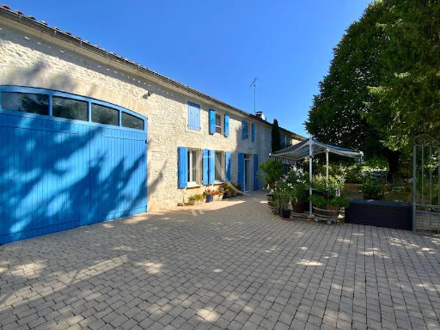 Vente Maison 8 pièces 224 m2 Jonzac