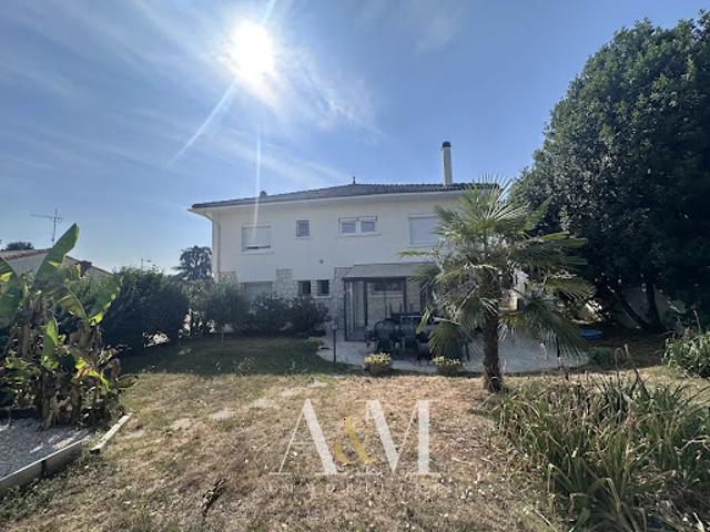Vente Maison 8 pièces 225.96 m2 Angouleme