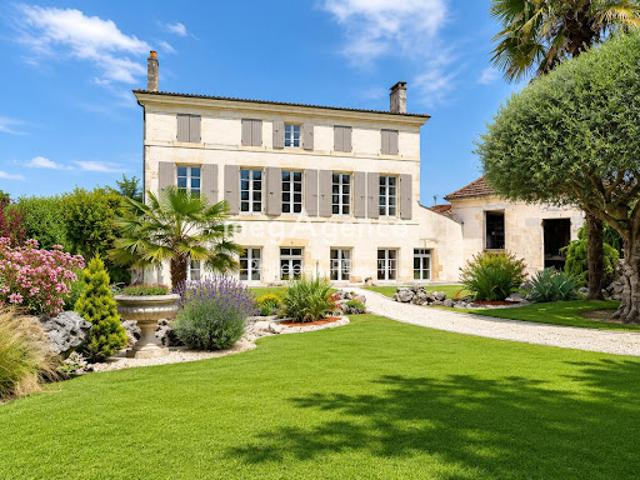 Vente Maison 8 pièces 228 m2 Saint Jean d'Angély