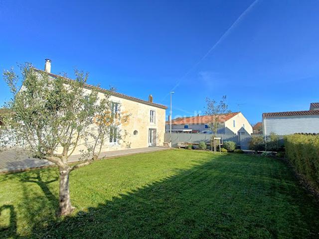 Vente Maison 8 pièces 229.58 m2 Saint Sauveur d'Aunis