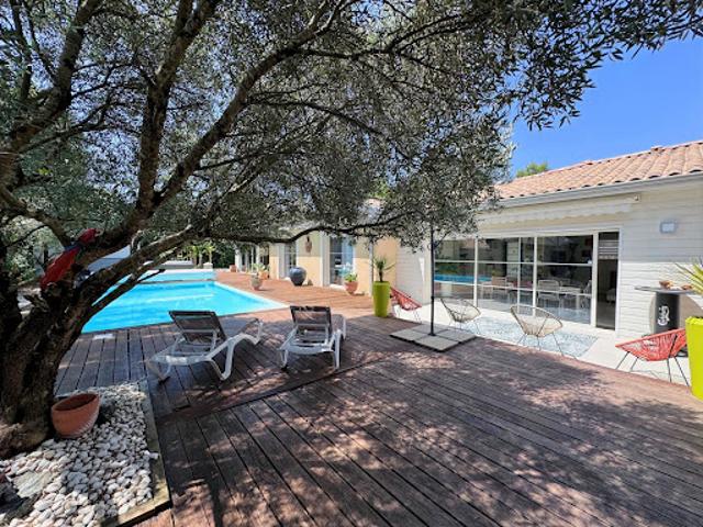Vente Maison 8 pièces 222 m2 Léognan