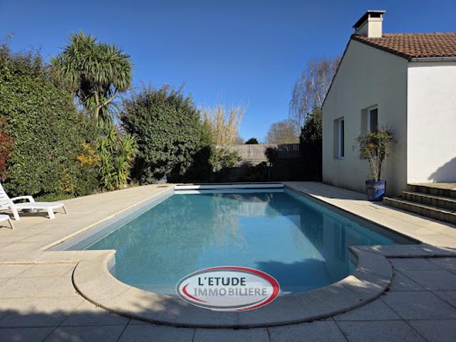 Vente Maison 8 pièces 222 m2 Saint Hilaire de Chaléons