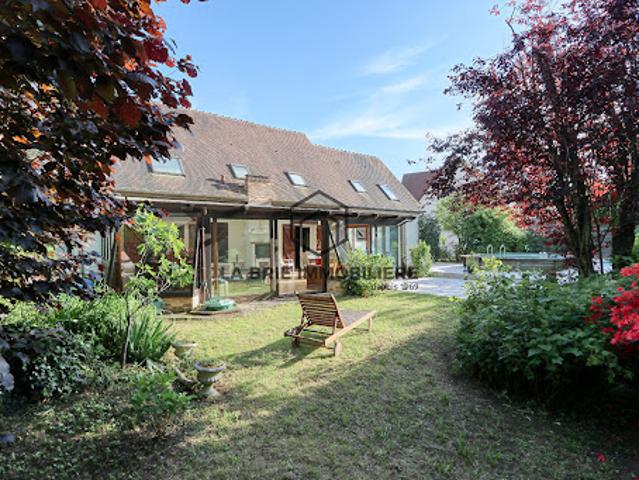 Vente Maison 8 pièces 223 m2 Villecresnes