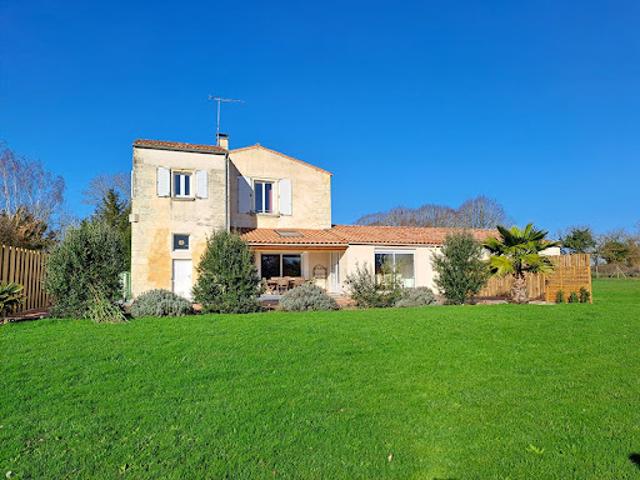 Vente Maison 8 pièces 230 m2 Chermignac