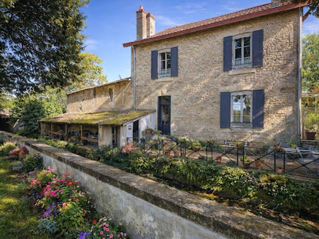 Vente Maison 8 pièces 260 m2 Saint Jean d'Angély