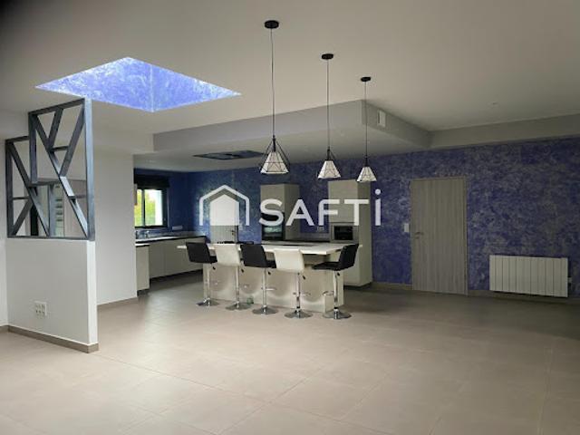 Vente Maison 8 pièces 278 m2 Lusignan
