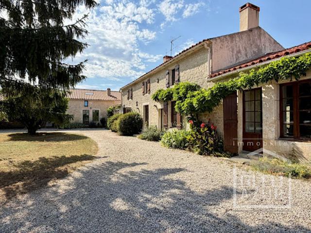 Vente Maison 8 pièces 305.47 m2 Sainte Gemme la Plaine