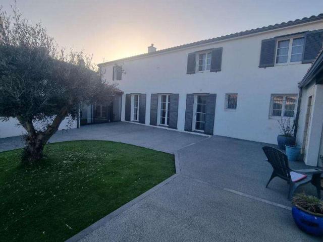 Vente maison 8 pièces Grues 85