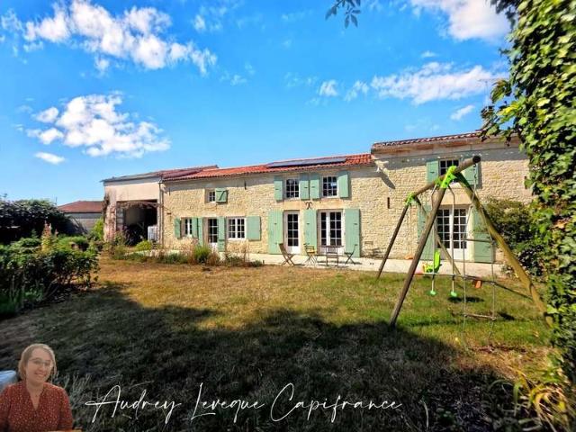 Vente maison 8 pièces Saint Saturnin du Bois 17
