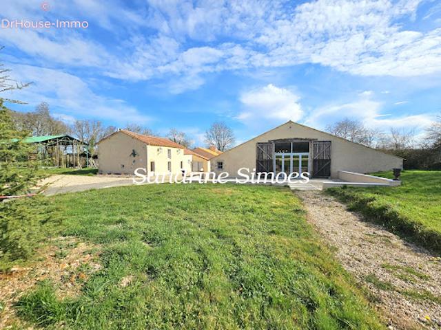 Vente Maison 9 pièces 230 m2 Montmorillon