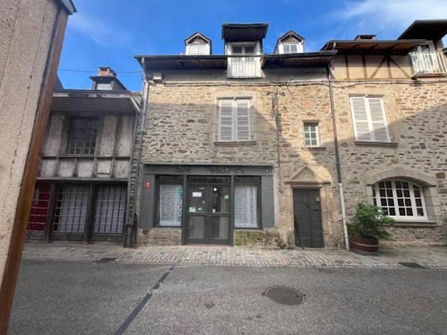 Vente Maison 9 pièces 240 m2 Uzerche