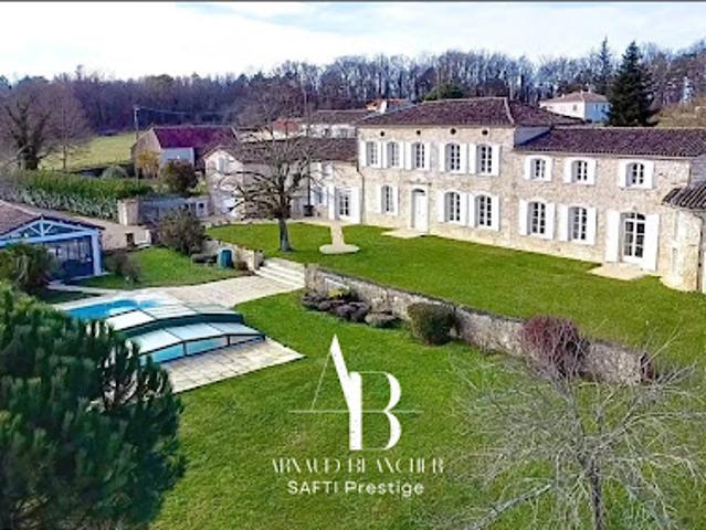 Vente Maison 9 pièces 294 m2 Angouleme