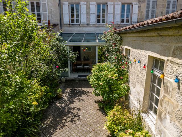 Vente Maison 9 pièces 328 m2 Saintes