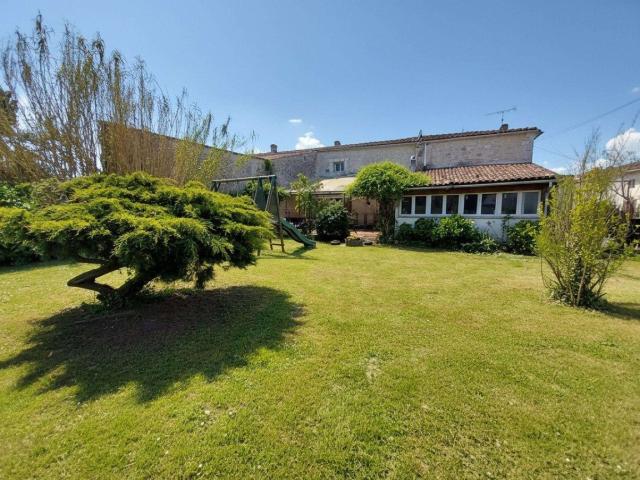 Vente maison 9 pièces Saint Quantin de Rançanne 17