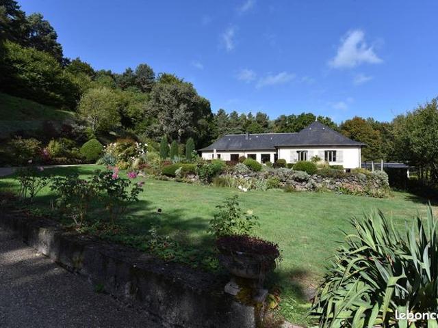 Vente | Maison | 9p | 7ch | 241 m² | Orcines | Terrasse · Jardin · Piscine