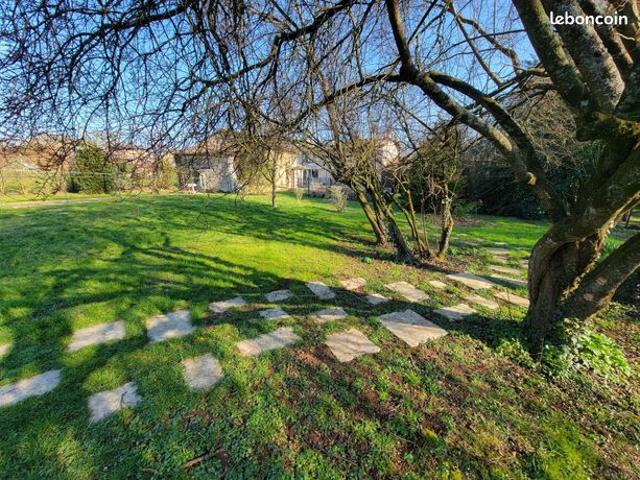 Vente | Maison avec dépendance | 8p | 5ch | 220 m² | Rouillé | Expo Sud | Terrasse · Jardin