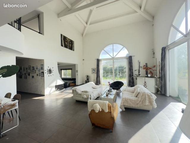 Vente | Maison d'architecte | 4ch | 317.65 m² | La Crau | Expo Est/Ouest/Sud | Terrasse · Balcon · Jardin · Piscine