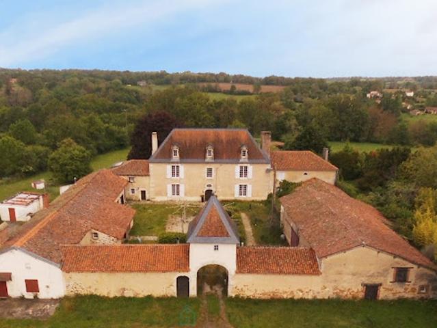 Vente Maison de maître 13 pièces 550 m2 Confolens