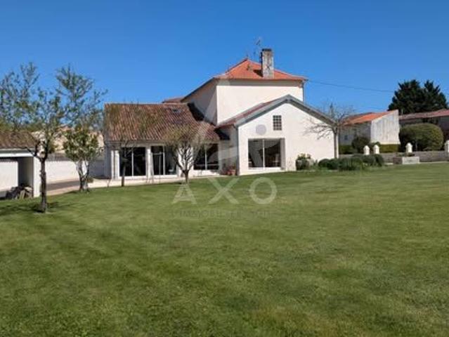 Vente Maison 8 pièces 280 m2 Saint Jean d'Angély