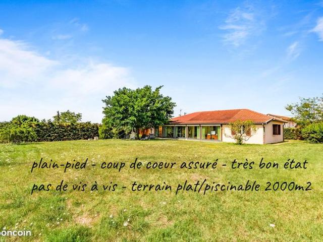 Coup de cœur Assuré plain pied très bon état DPE D pas de vis à vis terrain plat sur 2000 m2 et piscinable centre commercial à proximité