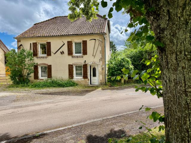 Vente maison de village, 7 pièces, sur terrain de 490 m2 ROYE