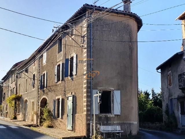 Vente maison de village à rénover avec garage et terrain non