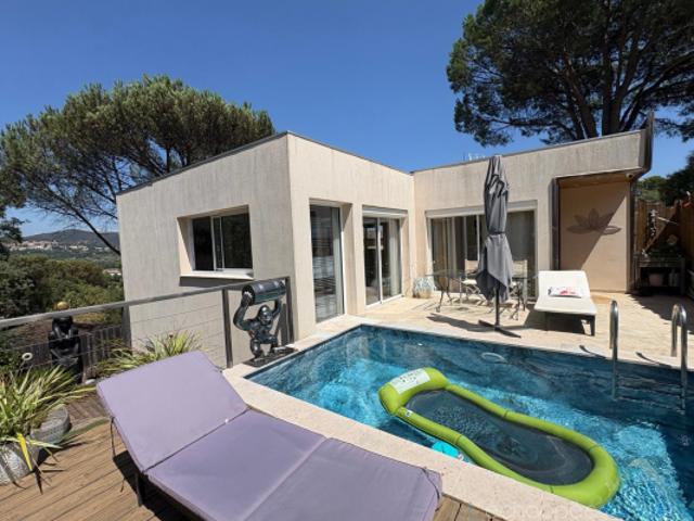 Vente maison T5 avec piscine sur un terrain d'environ 509m2