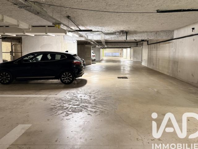 Vente Parking/garage/box 120 m²