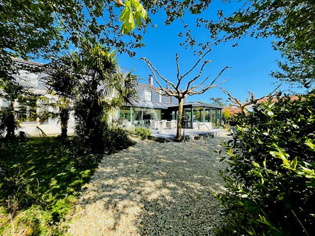Vente Propriété 12 pièces 281.09 m2 Saintes
