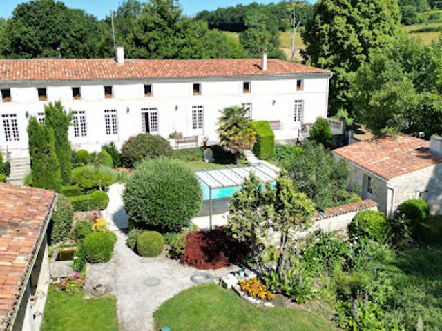 Vente Propriété 14 pièces 490 m2 Saint Jean d'Angély