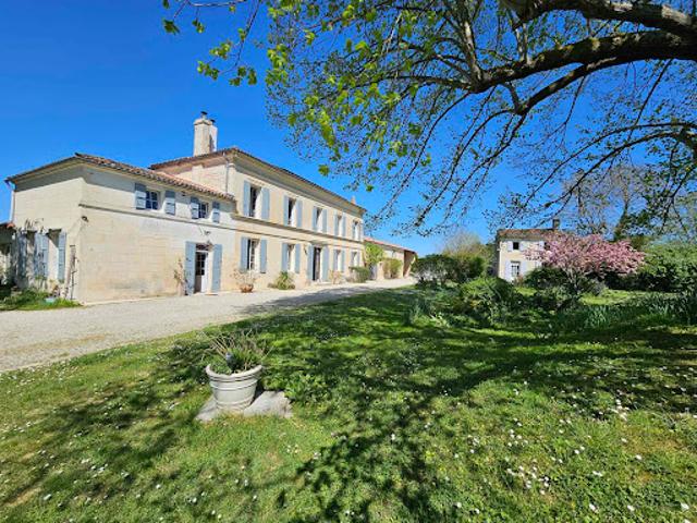 Vente Propriété 19 pièces 720 m2 Saintes