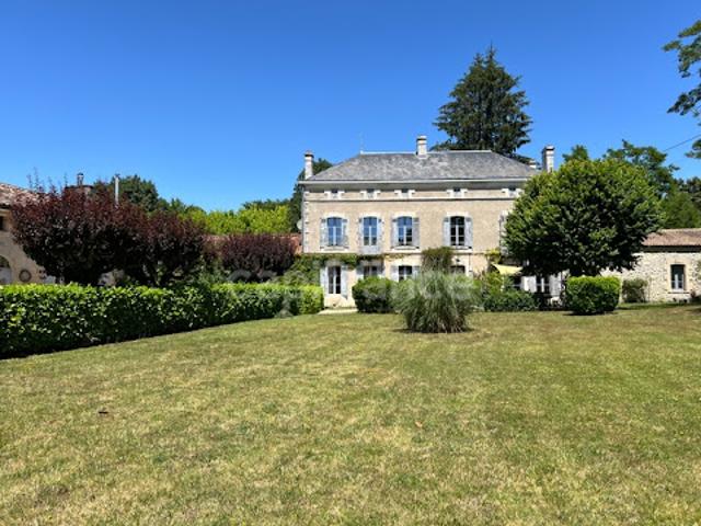 Vente Propriété 7 pièces 270 m2 Montguyon