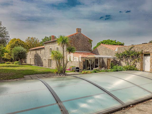 Vente Maison 6 pièces 351 m2 Aigrefeuille sur Maine