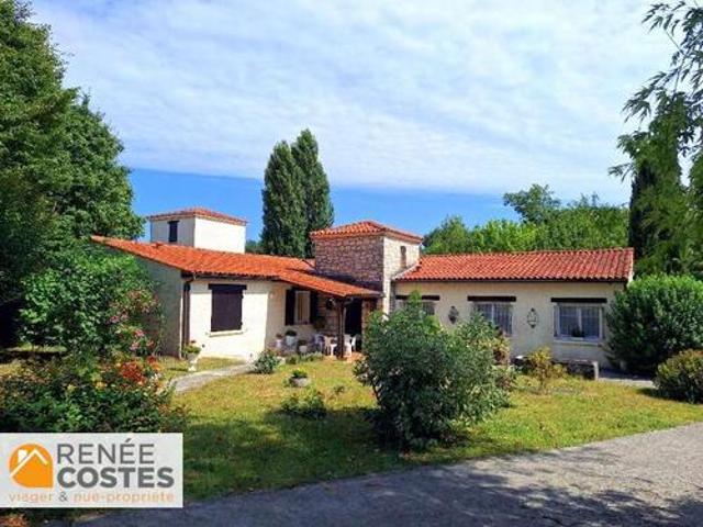 Vente Propriété 8 pièces 254 m2 Saintes