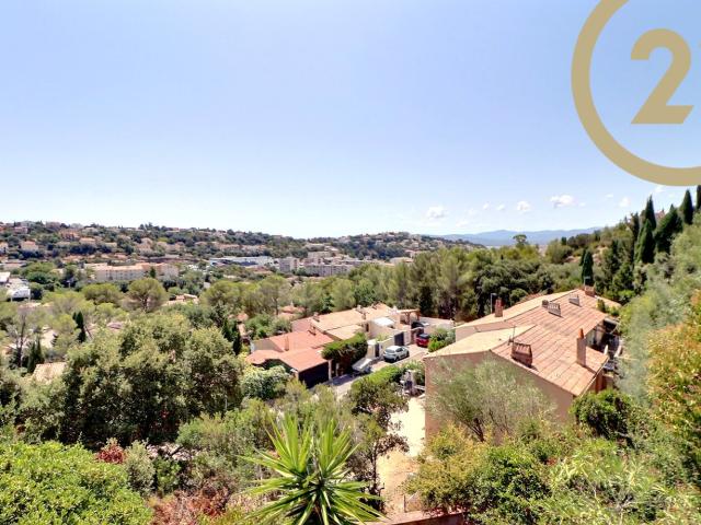 VENTE SAINT RAPHAEL PROCHE COMMERCES ET ECOLES Villa 3 pièces de 75m2