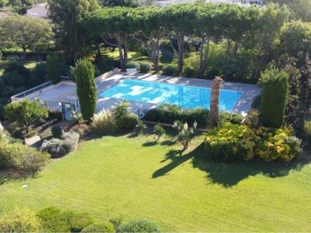 Vente studio Antibes Bréguières dans résidence de standing avec piscine et tennis