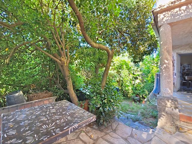 VENCE 2 PIECES LOUE, EN REZ DE JARDIN D'UNE VILLA