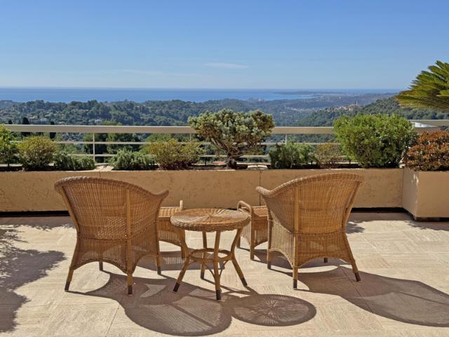 Vence 3 pièces de 92,4 m2, terrasse de 75,55 m2 Vue mer