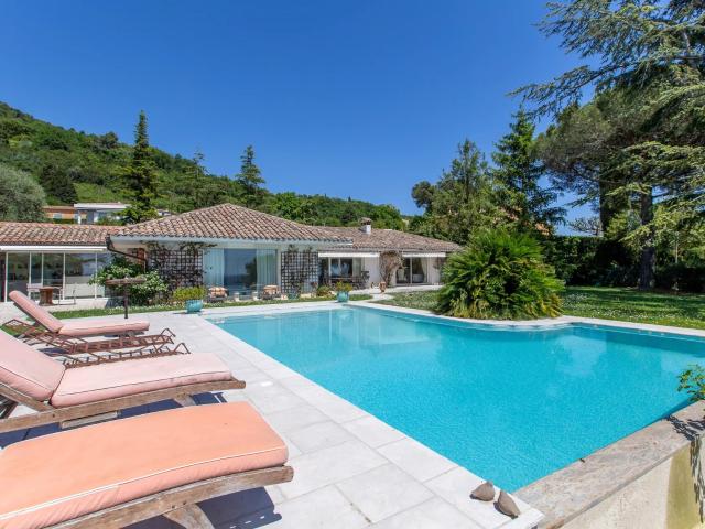 Vence Méou, superbe villa 8 pièces de plain pied avec piscin. 231m² Vence