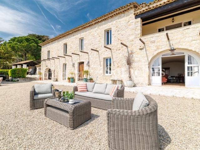Vence, propriété en pierre avec vue mer panoramique et fort potentiel proche Nice