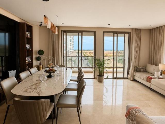 Vend appartement à Ain Diab Extension. Superficie 130 m². Meublé